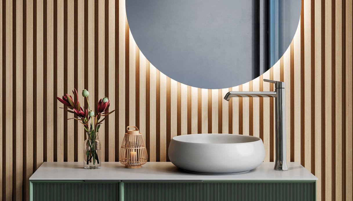 Lavabo con rubinetteria Fluvia davanti a una parete in listelli di legno