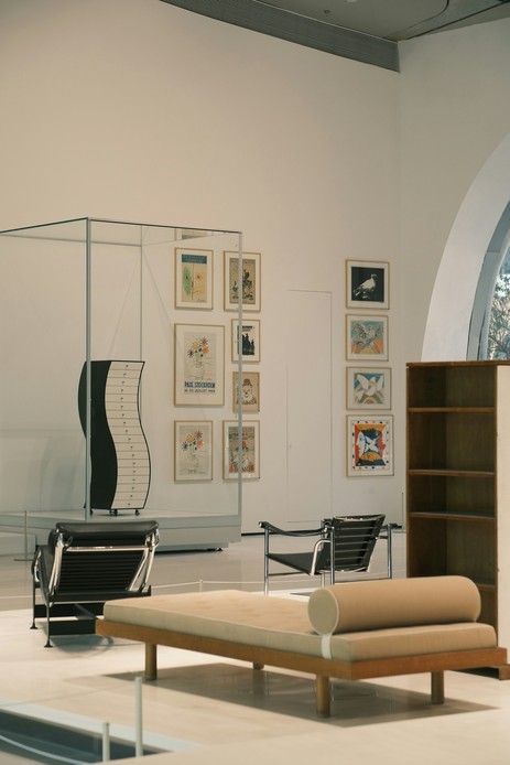 Chaise longue LC4 in metallo cromato di Le Corbusier, Charlotte Perriand e Pierre Jeanneret in un allestimento museale