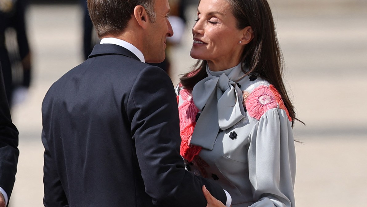Letizia di Spagna osa col bacio a Emmanuel Macron. Ma il look è una delusione