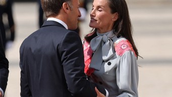 Letizia di Spagna osa col bacio a Emmanuel Macron. Ma il look è una delusione