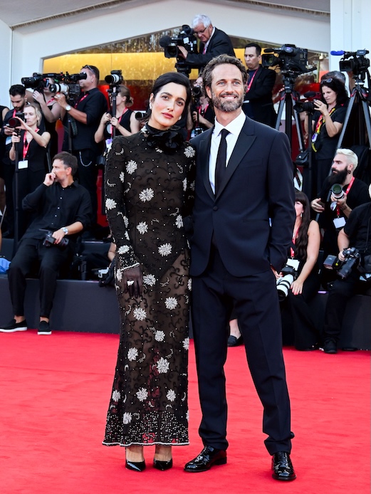 Levante con il compagno Pietro Palumbo sul red carpet del Festival di Venezia 2026 in abito Giorgio Armani nero trasparente ricamato