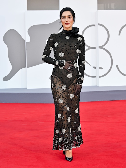 Levante al Festival di Venezia 2026 con abito Giorgio Armani nero trasparente e d&eacute;collet&eacute; in vernice