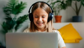 Inglese a scuola e fuori: la lingua cresce con il tuo bambino. Perché studiarlo non basta più