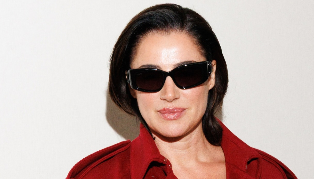 luisa ranieri alla milano fashion week 2026 il trench rosso 232 gi224 un8217ossessione da Dilei.it luisa ranieri alla milano fashion week 2026 il trench rosso 232 gi224 un8217ossessione