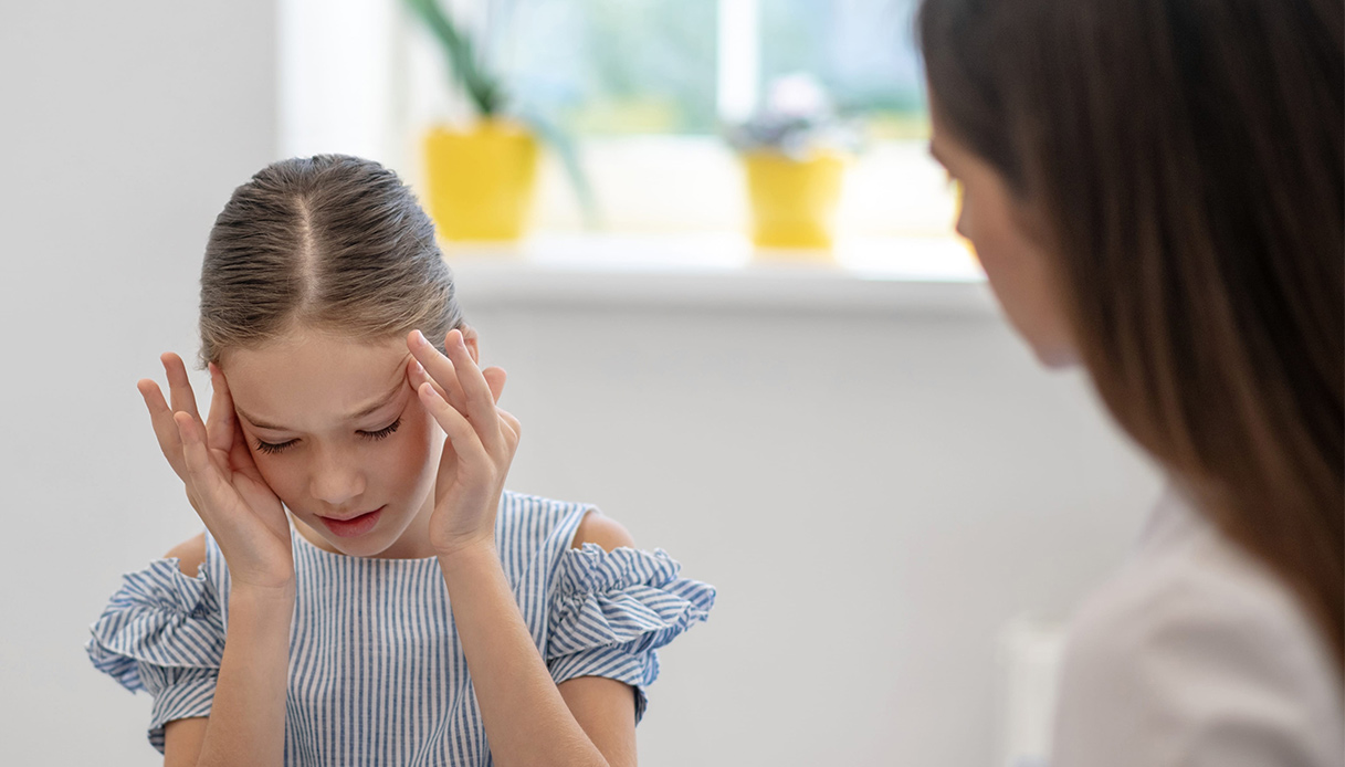 Mal di testa ed emicrania a scuola, quanto pesa sul bambino e cosa fare: i consigli degli esperti
