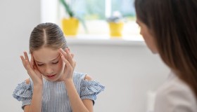Mal di testa ed emicrania a scuola, quanto pesa sul bambino e cosa fare: i consigli degli esperti