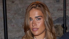 Clara alla Milano Fashion Week 2026, occhi solo per lei con il minidress bianco con spacchi