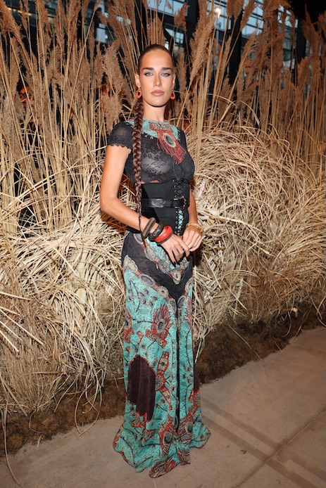 Clara alla Milano Fashion Week 2026 con abito Etro lungo, corsetto nero e stampa verde acqua