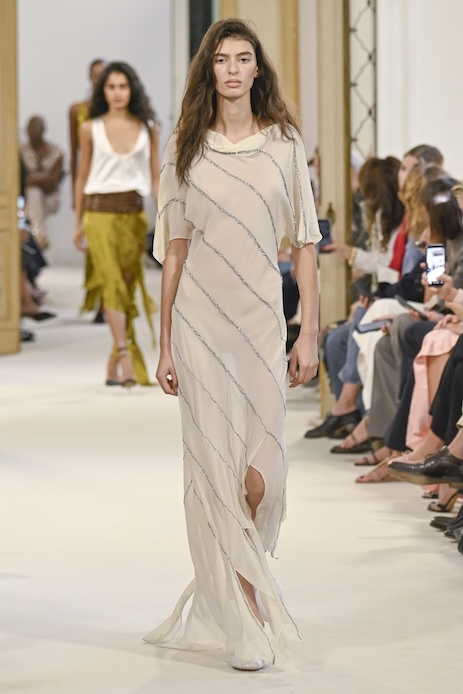 Matilde Lucidi alla Milano Fashion Week 2026 con abito lungo chiaro semi trasparente