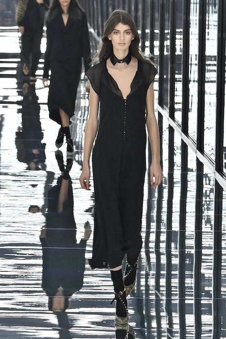 Matilde Lucidi alla Milano Fashion Week 2026 in passerella con lungo abito nero scollat