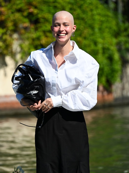 Natalia Paragoni al Festival di Venezia 2026 con camicia bianca oversize, gonna nera e borsa Gianni Chiarini Firenze