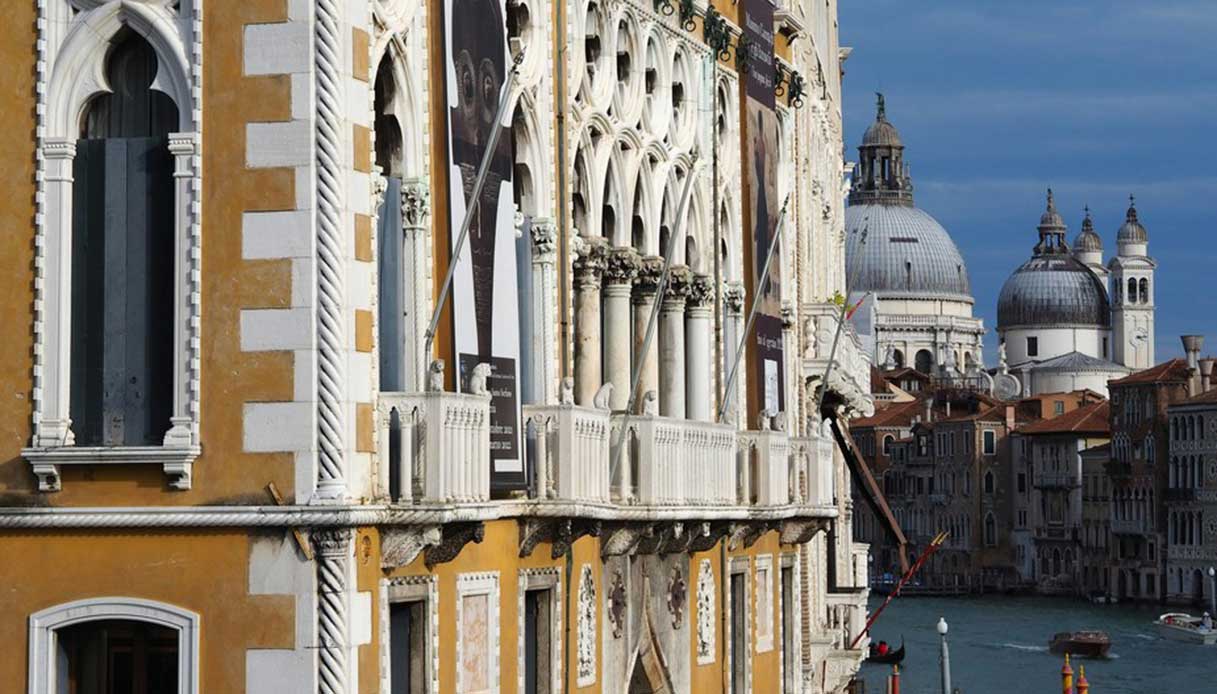 Facciata gotica di un palazzo sul Canal Grande con quadrifore e cornici in pietra d'Istria