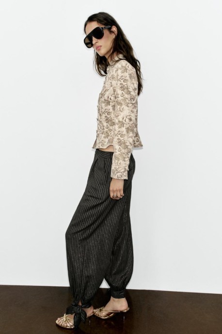 Siamo ufficialmente entrati nella balloon fit era: dalla gonna ai jeans, le romantiche silhouette a palloncino dell'autunno 2026