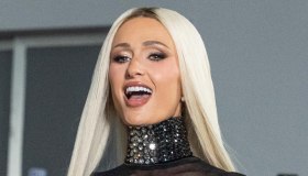 Paris Hilton regina della NYFW: corsetto gioiello e mantello XXL
