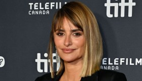 Penélope Cruz cambia registro: gonna trasparente e corsetto di pelle