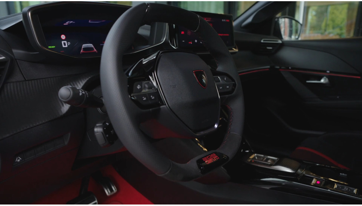 Peugeot E-208 GTi, l’elettrica con tanto carattere: bella, velocissima e decisamente poco timida