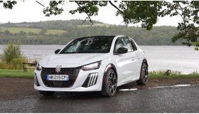 Peugeot E-208 GTi, l’elettrica con tanto carattere: bella, velocissima e decisamente poco timida