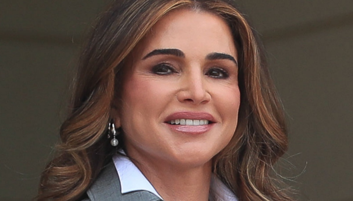 rania di giordania dal grigio al rosso si conferma regina di stile da Dilei.it rania di giordania dal grigio al rosso si conferma regina di stile