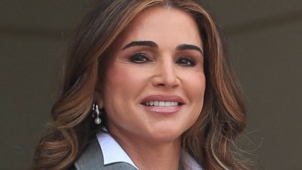 Rania di Giordania, dal grigio al rosso si conferma Regina di stile