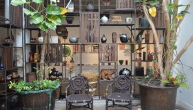 Lo stile Botanical Library trasforma il soggiorno in una wunderkammer colta e avvolgente