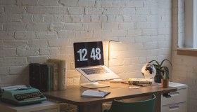 Creare in casa una micro-architettura della concentrazione, tra ergonomia, ordine e luce