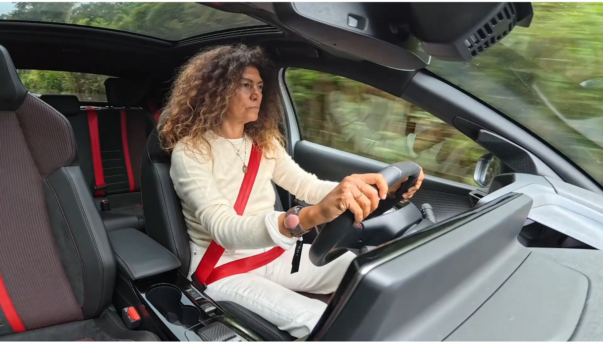 Peugeot E-208 GTi, l’elettrica con tanto carattere: bella, velocissima e decisamente poco timida
