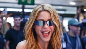 Shakira a Madrid, bagno di folla e look esplosivo: corsetto e pantaloni coordinati