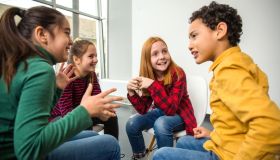 “Hey bro, no cap: mi hanno friendzonato”, “Eppure sei goat!”: i dialoghi surreali della Gen Z