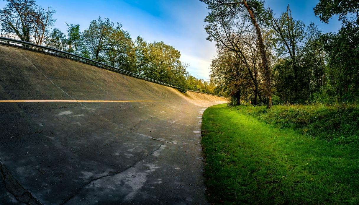 Curva della sopraelevata di Monza con cemento invecchiato e alberi ai bordi della pista