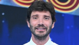 Affari Tuoi, Stefano De Martino come Maria De Filippi. La profezia sulla partita
