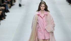 Uscire in pigiama? Adesso si può: guida all’improbabile tendenza Bedcore, tra coordinati satin e slip dress