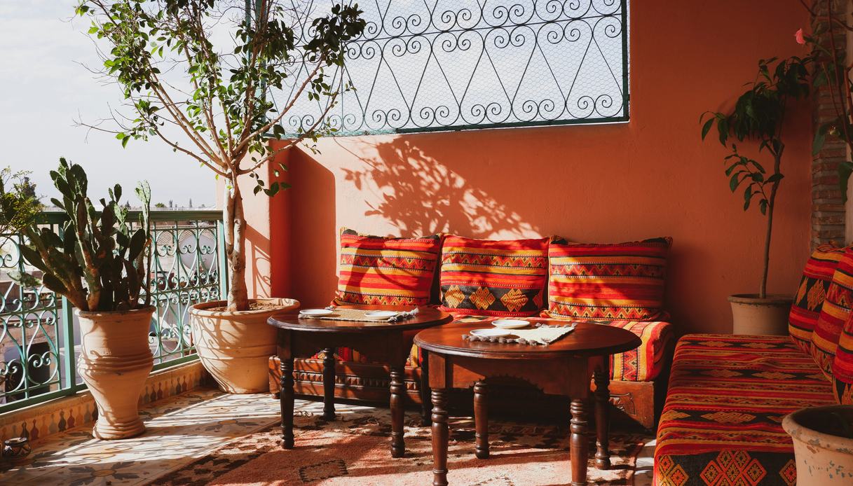 in autunno il terrazzo diventa un salotto caldo tra teak toni terrosi e luce soffusa da Dilei.it in autunno il terrazzo diventa un salotto caldo tra teak toni terrosi e luce soffusa