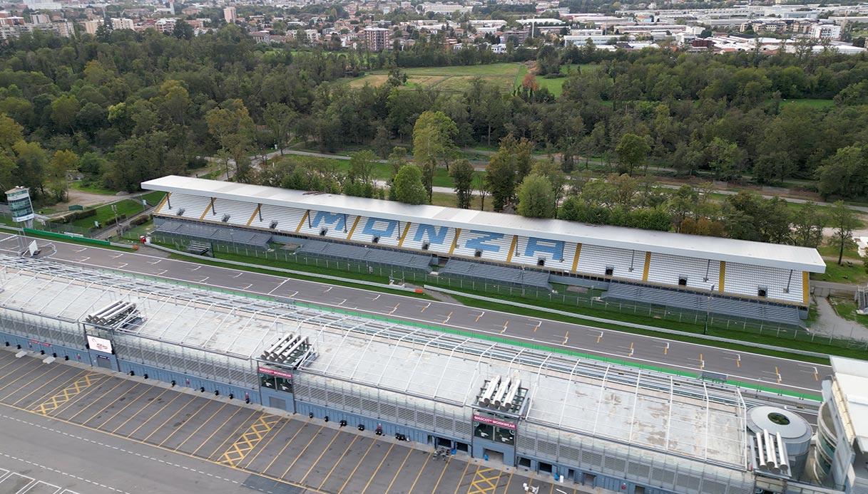 Vista aerea ampia della tribuna di Monza con il Parco sullo sfondo