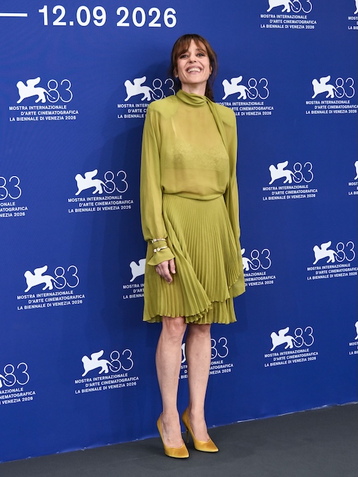 Vanessa Scalera a Venezia 83 con abito verde plissettato e décolleté gialle al photocall di Il fuoco che ti porti dentro