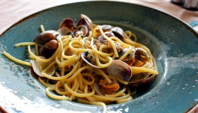 Vongole, cozze e molluschi: cinque consigli per sceglierli e consumarli al meglio