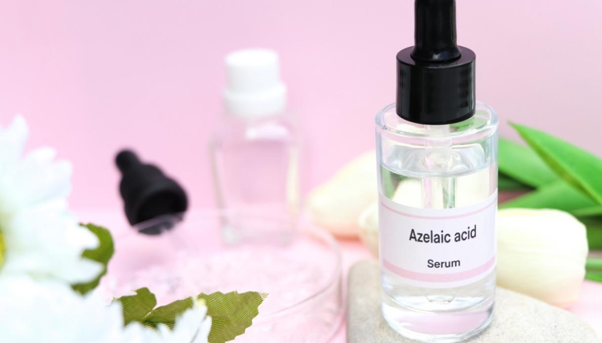Acido azelaico per rosacea e macchie: come usarlo in autunno secondo l’esperto