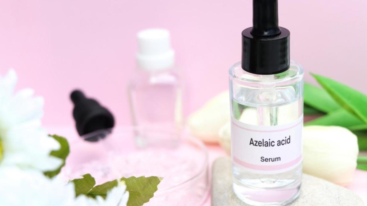 Acido azelaico per rosacea e macchie: come usarlo in autunno secondo l’esperto
