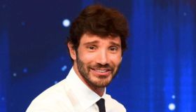 Ad Affari Tuoi arriva l’amata cantante. L’annuncio di Stefano De Martino che porta a Sanremo 2027