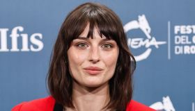 Alice Pagani riporta in auge il bolero (e lo indossa con i baggy jeans): il look che vedremo ovunque questo autunno