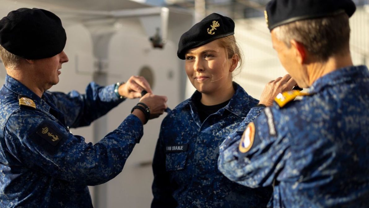 Amalia d’Olanda promossa a sergente, la tradizione del “secchio d’acqua di mare”