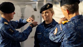 Amalia d’Olanda promossa a sergente, la tradizione del “secchio d’acqua di mare”