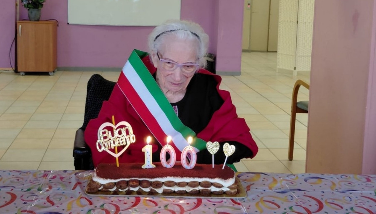 Compie 100 anni e beve il suo primo bicchiere di vino: la storia di Anna Maria, sindaca per un giorno