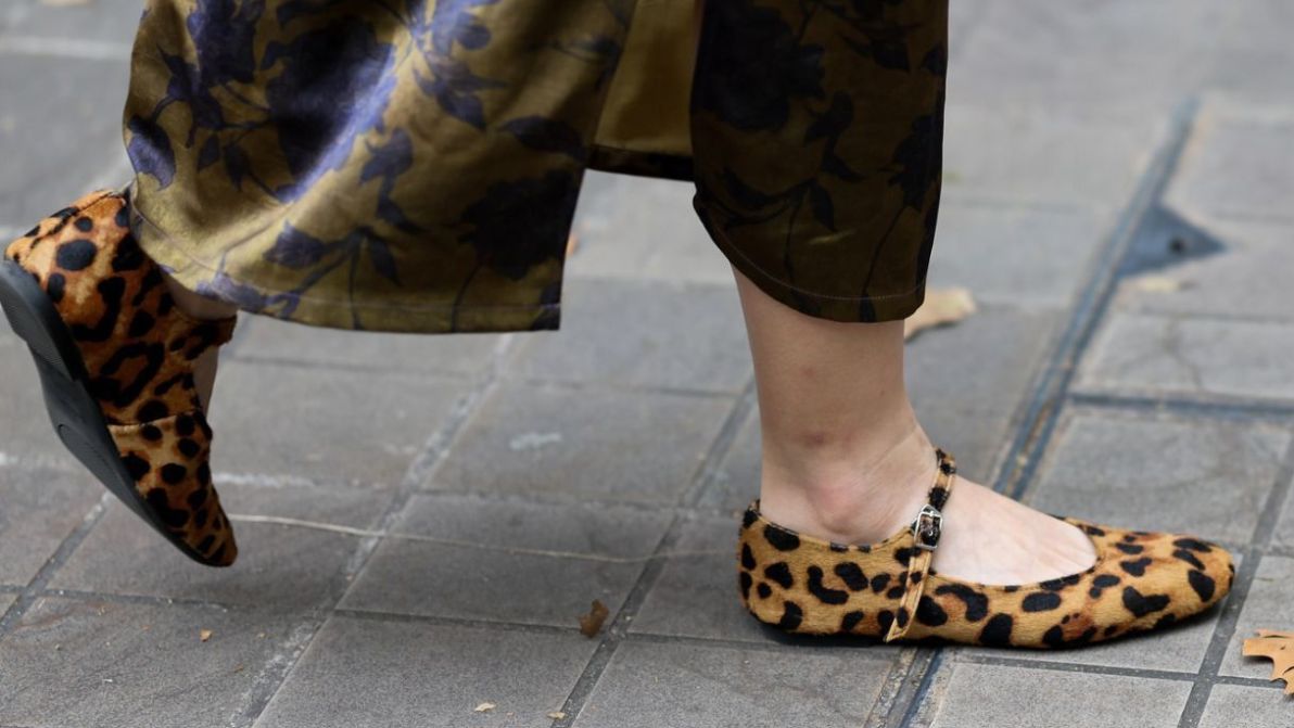 L’animalier in autunno si indossa ai piedi con le ballerine che danno un mood wild al nostro look