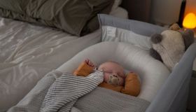 Ora solare, il tuo bebé fa fatica a dormire? Con queste soluzioni puoi salvare il suo sonno (anche il tuo)