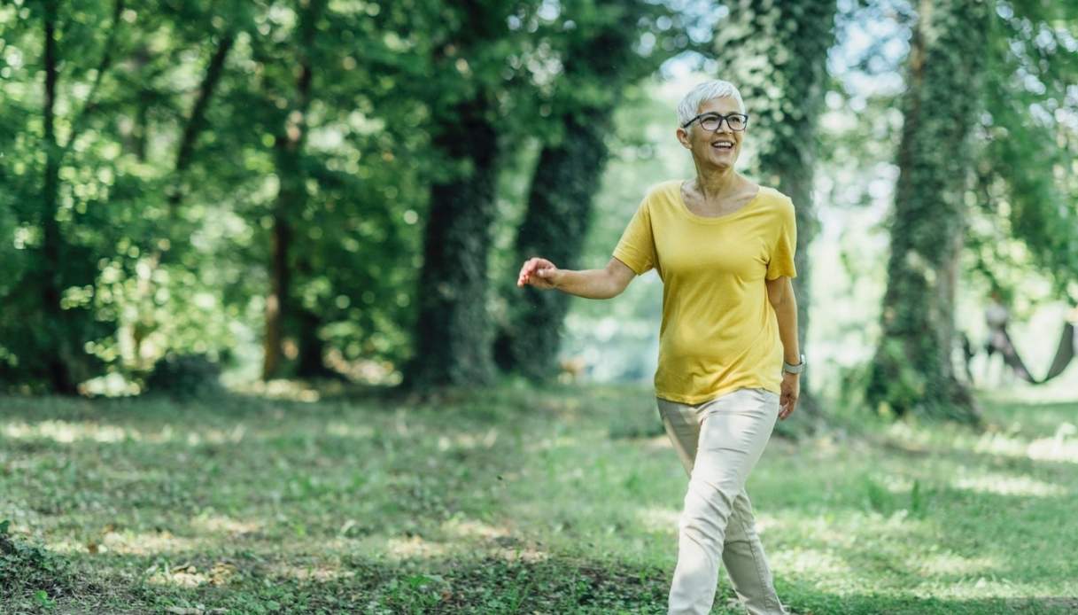 La camminata lenta è “colpa” anche del cervello. La scoperta giapponese e perché è utile in chiave anti-age