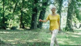 La camminata lenta è “colpa” anche del cervello. La scoperta giapponese e perché è utile in chiave anti-age
