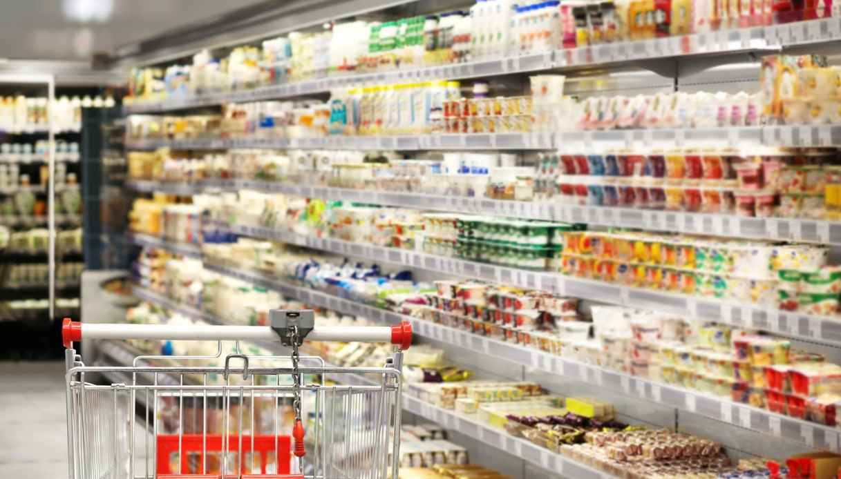 Chi mangia più ultraprocessati spreca anche più cibo? Lo studio italiano dice di no