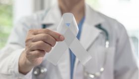 Mesotelioma, cos’è e i sintomi del tumore presente (e criticato) anche in Doc – Nelle tue mani