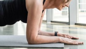 A 61 anni stabilisce il nuovo record mondiale di plank. La storia di DonnaJean Wilde