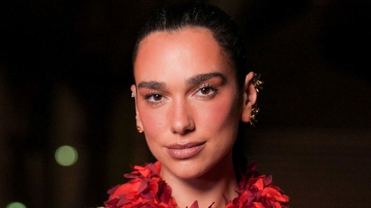 Body cut-out e gonna a tubino: Dua Lipa ci ha appena risolto il look autunnale per l’aperitivo